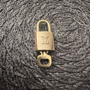 Authentic Louis Vuitton LV Key & Lock #315 🔐